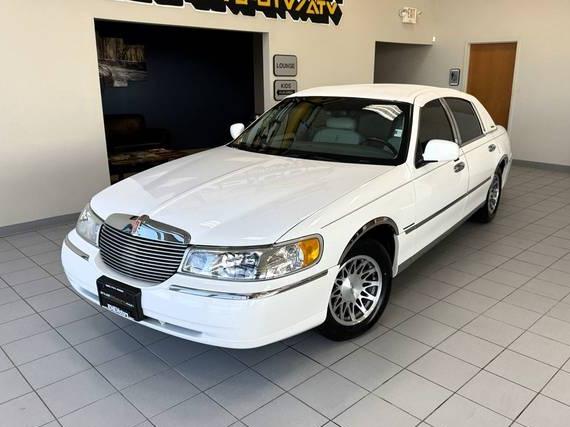 LINCOLN TOWN CAR 2002 1LNHM82W62Y662799 image LINCOLN TOWN CAR 2002 1LNHM82W62Y662799 image